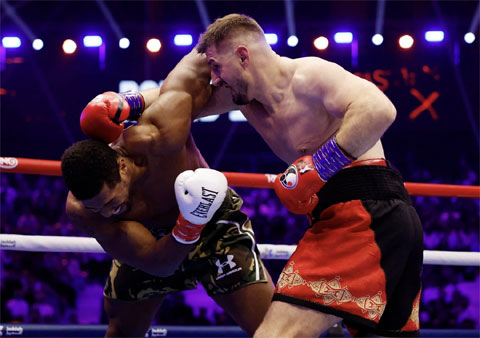 Anthony Joshua bị Kristian Prenga cho đo sàn ngay hiệp đầu. Ảnh: Reuters