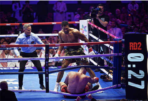 Joshua đánh ngã Prenga và thắng knock-out ở hiệp hai. Ảnh: AP