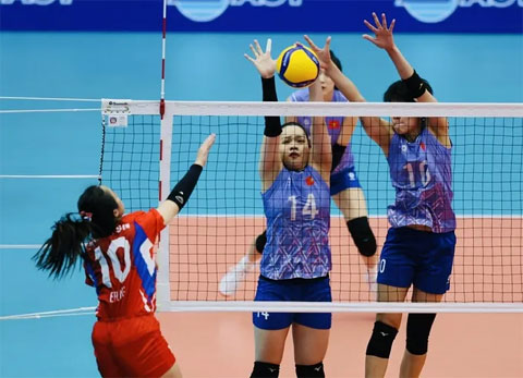Kim Thoa (số 14) là cầu thủ nhiều kinh nghiệm nhất ở vị trí chuyền hai tại đội tuyển bóng chuyền nữ Việt Nam