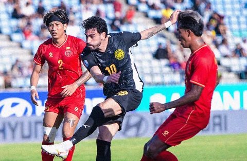 Malaysia (giữa) giành chiến thắng 2-1 trước Myanmar