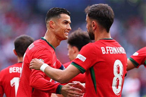 Ronaldo và Bruno Fernandes trong màu áo ĐT Bồ Đào Nha