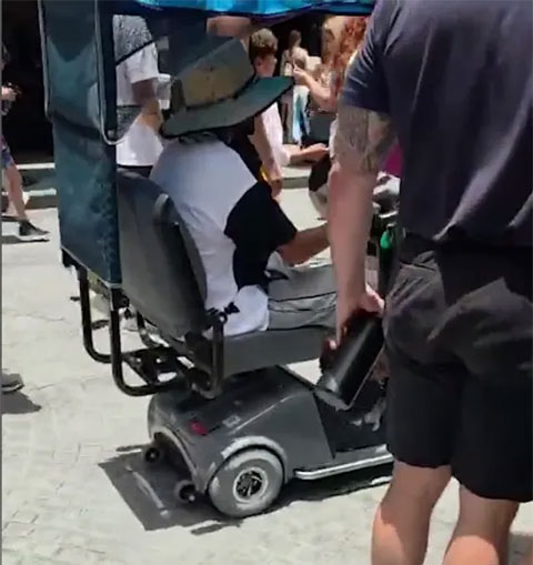  Neymar được bắt gặp lái một chiếc mobility scooter tại Universal Orlando Resort 