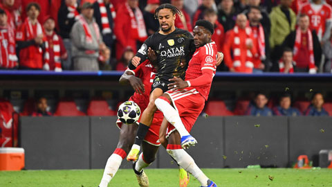 Barcola trong một pha tranh chấp với hai cầu thủ Bayern ở Champions League