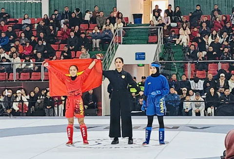 Lò Thị Phung (trái) giành HCV giải vô địch MMA châu Á 2026