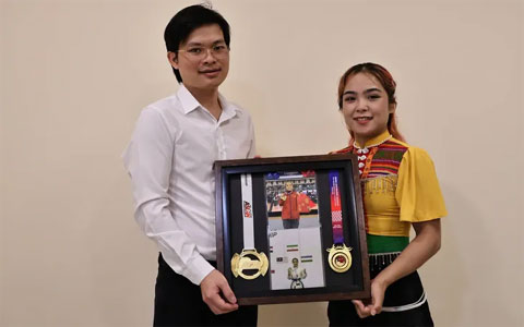 Một nhà hảo tâm đấu giá thành công 2 HCV châu Á của Lò Thị Phung.