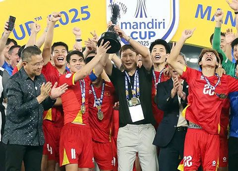 HLV Kim Sang Sik liên tiếp có được thành công cùng U23 và ĐT Việt Nam - Ảnh: VFF 