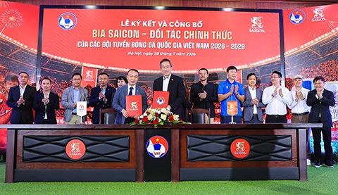 Tổng thư ký VFF Nguyễn Văn Phú và Tổng giám đốc SABECO Lester Tan Teck Chuan thực hiện nghi thức ký kết Bia Saigon trở thành Nhà tài trợ chính cho các Đội tuyển Bóng đá Quốc gia Việt Nam