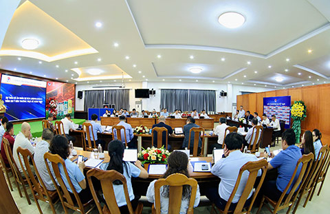 Tổng thư ký Nguyễn Văn Phú báo cáo trước Hội nghị công tác hoạt động của VFF và các nội dung chuẩn bị cho Đại hội khóa X