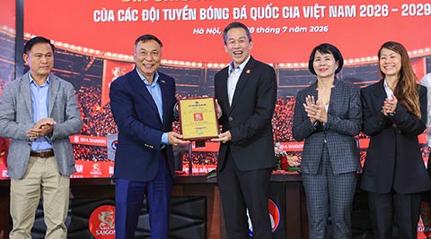 Ông Trần Quốc Tuấn – Ủy viên Thường vụ AFC, Chủ tịch VFF – trao Bảng danh vị tài trợ cho Tổng giám đốc Lester Tan Teck Chuan, đại diện SABECO.