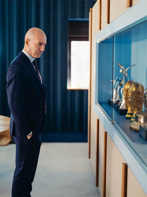Zizou "ngắm lại" những chiến tích của Les Bleus, trong đó có 1 chiếc Cúp vàng mà ông giành được khi còn là cầu thủ