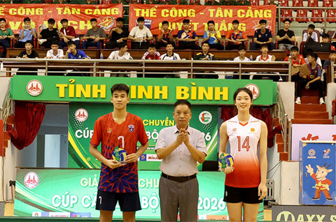 Lê Văn Phong (Thể Công Tân Cảng) và Phạm Quỳnh Hương (Binh chủng Thông tin, bìa phải) nhận danh hiệu VĐV tấn công xuất sắc