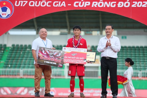 Sỹ Bách được bầu chọn là Cầu thủ xuất sắc nhất giải. Ảnh: Nguyễn Hương 
