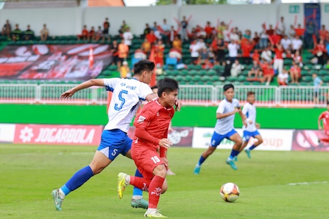 PVF (áo đỏ) lấn át hoàn toàn trong trận chung kết gặp Huế. Ảnh: Nguyễn Hương 