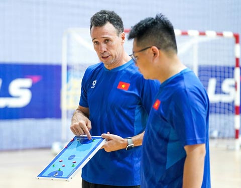 HLV Diego Giustozzi mong muốn các học trò được trải nghiệm môi trường thi đấu quốc tế. Ảnh - Nguyễn Khanh