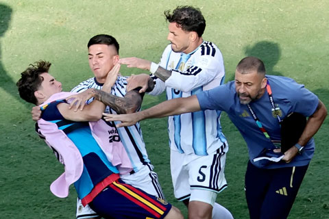 Nhiều thành viên của ĐT Argentina có nguy cơ bị xử phạt vì hành hung cầu thủ Tây Ban Nha - Ảnh: EFE