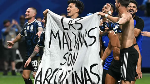 Hành động giơ biểu ngữ mang thông điệp chính trị của ĐT Argentina cũng sẽ bị điều tra - Ảnh: London Evening Standard