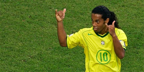 Ronaldinho từng mang cúp vàng về cho Selecao