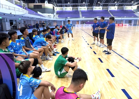 Các tuyển thủ futsal Việt Nam nghe HLVhu7o71ng dẫn trước buổi tập. Ảnh: VFF
