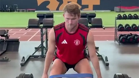 De Ligt thực hiện bài step-up nâng gối với sự linh hoạt đáng kể