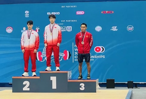 K'Dương (áo đỏ) là hy vọng của cử tạ Việt Nam tại ASIAD 2026. Ảnh: CTV 