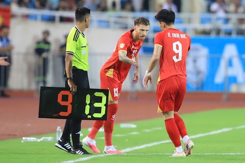 Tài Lộc đã thay Đình Bắc ngay trong hiệp 1. Ảnh: Đức Cường