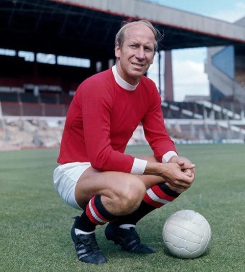 Huyền thoại Bobby Charlton là một trong năm tuyển thủ Anh vô địch World Cup 1996 qua đời vì chứng mất trí nhớ