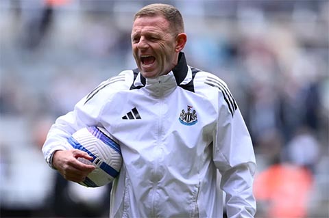 Graeme Jones cũng ra đi