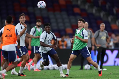Phil Foden (phải) và Ryan McAidoo (giữa) đã thể hiện phong độ rất ấn tượng trong giai đoạn tiền mùa giải