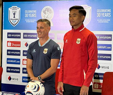 HLV Herdman đánh giá cao Thom Haye và học trò Rizky Ridho - Ảnh: Đức Cường