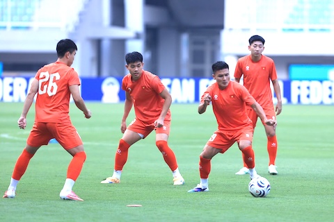 Đình Bắc và đồng đội trong buổi tập trước trận gặp Indonesia. Ảnh: Đức Cường