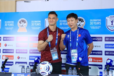 HLV Kim Sang Sik và thủ môn Lê Giang. Ảnh: Đức Cường 
