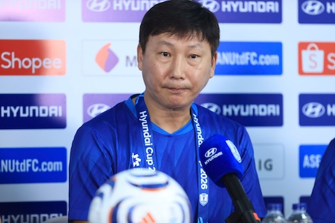 HLV Kim Sang Sik trong cuộc họp báo. Ảnh: Đức Cường