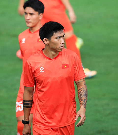 Văn Hậu phải giữ được độ lạnh trước sức ép từ CĐV Indonesia - Ảnh: Đức Cường