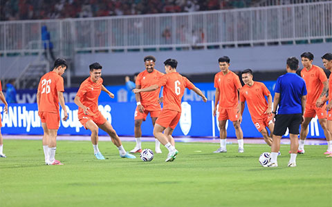 Xuân Son, Quang Hải, Văn Hậu khởi động cùng nhóm cầu thủ dự bị - Ảnh: Đức Cường 