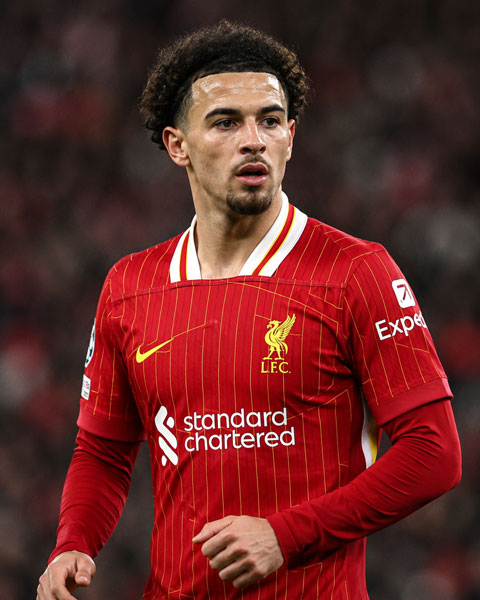 Jones vẫn là quân bài đa năng khá hữu dụng và việc bán anh sẽ buộc Liverpool phải chi tiền mua người mới