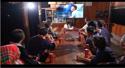 Người dân và du khách ở thôn Nậm Hồng cùng  nhau dõi theo các trận bóng tại World Cup. Nguồn ảnh: phóng sự VTV