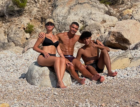 Georgina, Ronaldo và Cristiano Jr đã cùng nhau tận hưởng kỳ nghỉ Hè