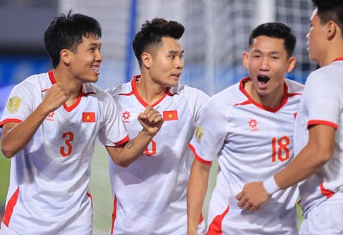 Văn Vĩ (bên trái ngoài cùng) và Hai Long (thứ 2 từ bên phải sang) đã có một trận đấu xuất sắc. Ảnh - Đức Cường