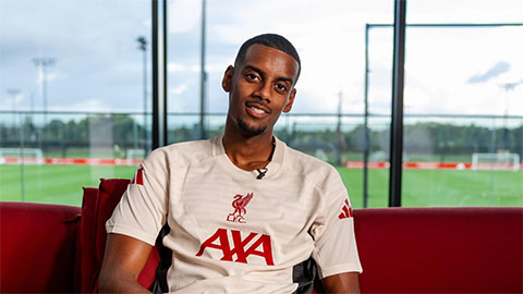 Huyền thoại Liverpool cho rằng Isak cần cố gắng nhiều hơn nữa để lấy lại phong độ