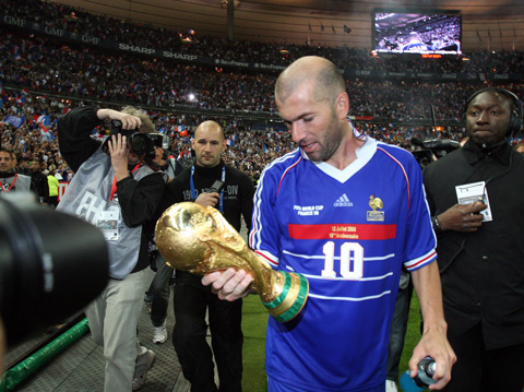 Zidane cầm trên tay chiếc cúp vàng 
