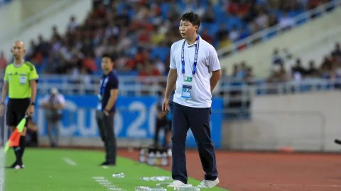 Trên sân Mỹ Đình ông Kim Sang-sik lại mặc áo trắng thế nên bị cầm hòa