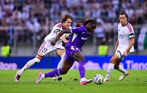 Dù chơi không tồi, Joan Martinez vẫn lép vế trước sức mạnh của Moise Kean. Ảnh: Football Italia