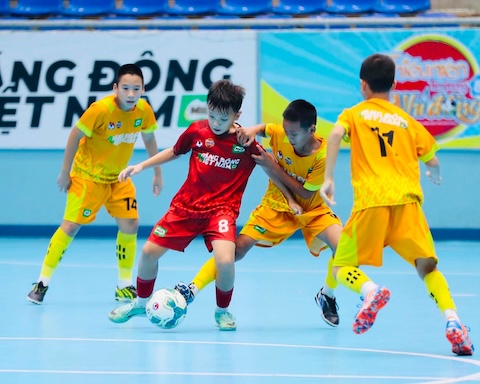 Màn tranh tài quyết liệt giữa Hà Nội FC (áo đỏ) và CLB Hà Nội. Ảnh: BTC 