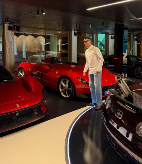 Ronaldo tranh thủ khoe “đồ chơi”