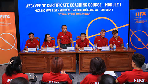 Tổng Thư ký VFF - Nguyễn Văn Phú phát biểu tại Lễ khai mạc. Ảnh: Đức Cường