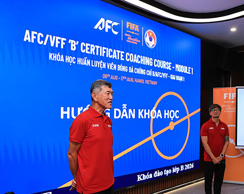 GĐKT VFF - Koshida Takeshi là một trong những người giảng dạy chính của khóa học. Ảnh: Đức Cường