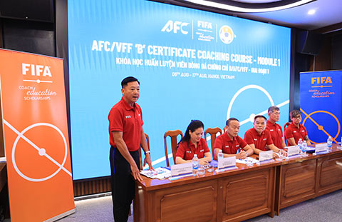 Cựu danh thủ, HLV Lê Huỳnh Đức là giảng viên của khóa học. Ảnh: Đức Cường