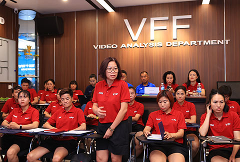 HLV Hiền Lương đại diện các học viên bày tỏ sự quyết tâm cũng như cống hiến cho bóng đá nữ Việt Nam. Ảnh: Đức Cường