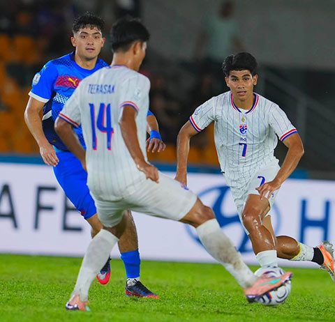 ĐT Thái Lan (áo trắng) đang dẫn đầu bảng B sau 3 trận toàn thắng tại AFF Cup 2026