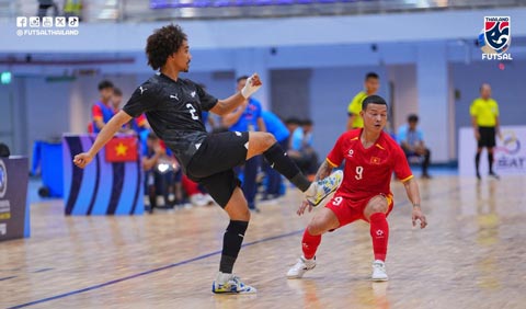 New Zealand (phải) đã bị xử thua 0-3 trước ĐT Nga